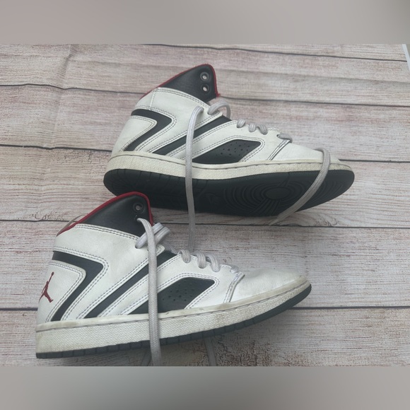 Jordan Flight Legend White Gym Red Black
AA2527-112 size 4Y - Picture 4 of 8